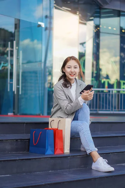 Beautiful Girl Standing Front Boutique Holding Shopping Paper Bag Portrait — 图库照片