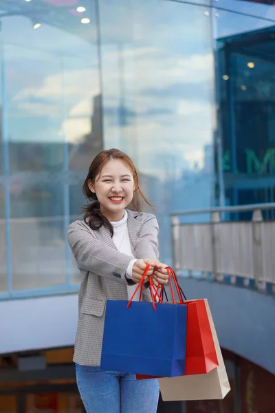 Beautiful Girl Standing Front Boutique Holding Shopping Paper Bag Portrait — 图库照片