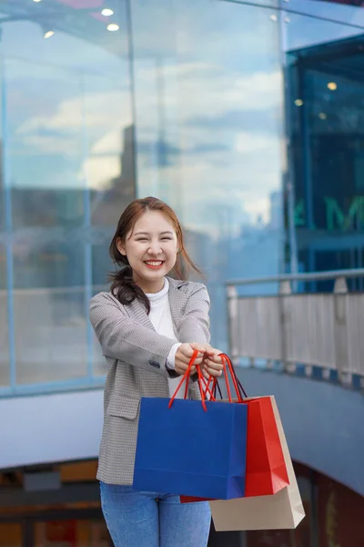 Una Hermosa Chica Pie Frente Una Boutique Sosteniendo Una Bolsa —  Fotos de Stock