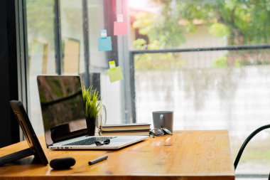 bilgisayar ve tablet iş adamının masasında kaplan derisi gözlüklü kahve kupası ofis konseptiyle