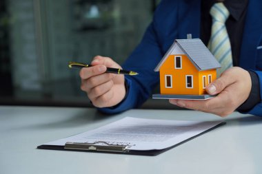 Bir emlakçı küçük bir ev tutar ve bir konsept kiralamayı kabul ettikten sonra onu müşteriye teslim eder..