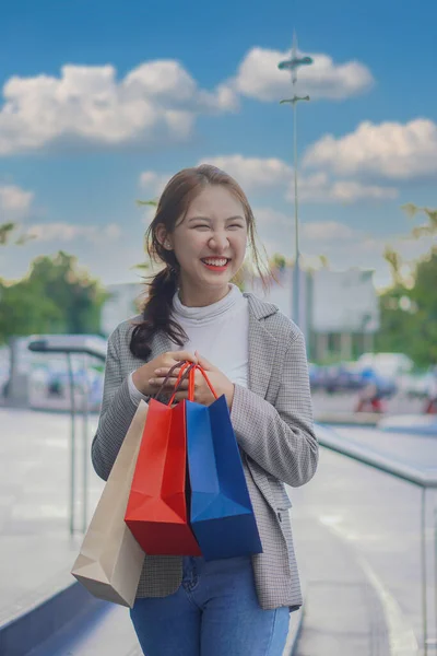 Woman Holding Shopping Bags Smartphone Shopping Mall Background Asian Woman — 图库照片