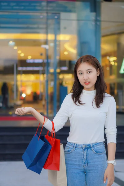 Mujer Sosteniendo Bolsas Compras Teléfono Inteligente Centro Comercial Fondo Mujer —  Fotos de Stock