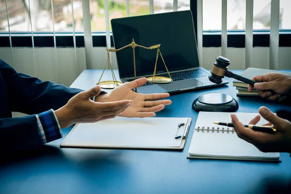 Abogados Notariales Jueces Consultan Discuten Documentos Contractuales Con Clientes Comerciales —  Fotos de Stock