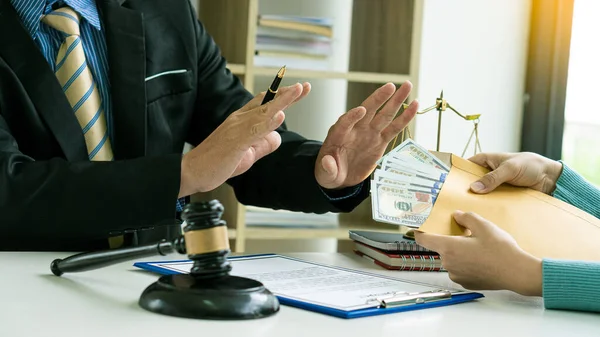 Advocaten Ontkennen Omkoping Corruptie Van Partners Met Een Hamer Vooraan — Stockfoto