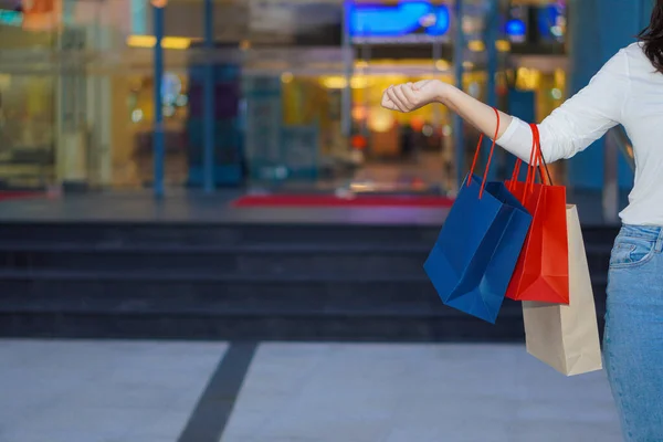 Mujer Asiática Sosteniendo Bolsas Compras Mientras Está Pie Frente Centro —  Fotos de Stock