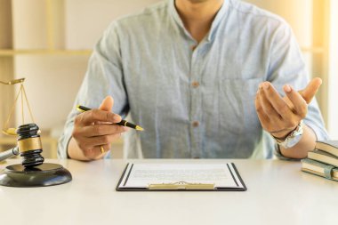 Avukatlar ofiste çekiçlerle ve kaplan derileriyle çalışır. Adalet kavramı yargılama ve hukuk firması kavramında görüşmeler. Hâkim adalet terazisini kullanıyor..