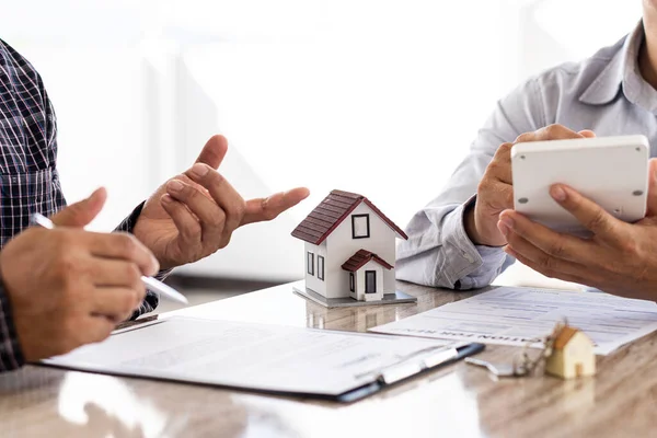 房地产的概念 出售房屋 或出租房地产 销售代表讨论了住房销售合同的条款 以便客户签署合法的合同文件 — 图库照片