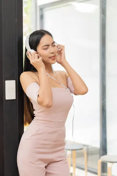 Femme Asiatique Écouter Musique Avec Écouteurs Loisir Pour Détendre — Photo