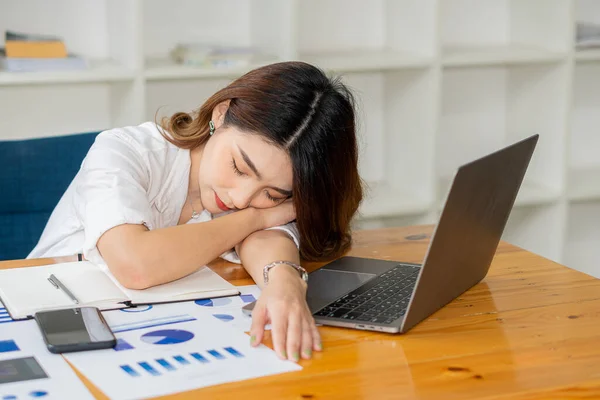 Asiática Contador Feminino Dormindo Para Relaxar Durante Trabalho Escritório Gráfico — Fotografia de Stock