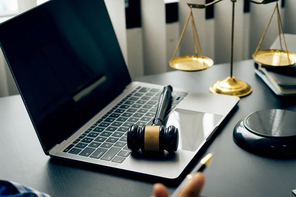 Martelo Juiz Colocado Laptop Com Uma Escala Lado Ideia Conselheiro — Fotografia de Stock