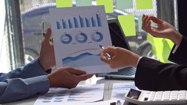 Zakenman Die Werkt Aan Financiële Grafiek Met Een Business Team — Stockvideo