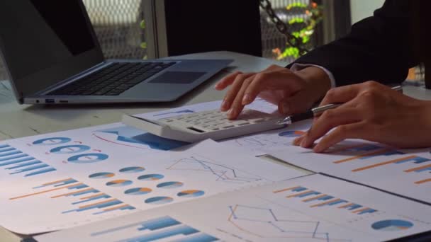Podnikatel Pracuje Finančním Grafu Setkáním Obchodního Týmu Diskutuje Plánech Projektů — Stock video