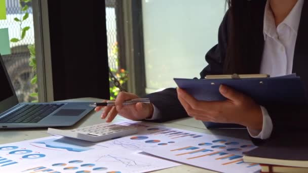 Podnikatel Pracuje Finančním Grafu Setkáním Obchodního Týmu Diskutuje Plánech Projektů — Stock video