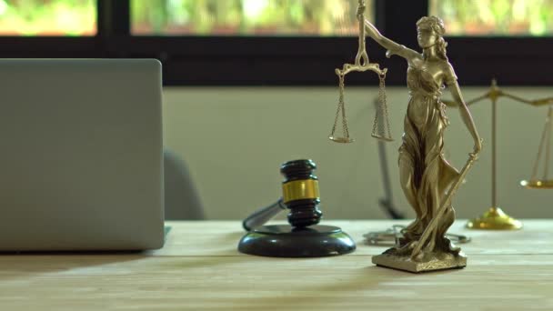Rzymska Bogini Sprawiedliwości Posąg Sprawiedliwości Młot Sędziego Laptop Dekoracjami Umieszczone — Wideo stockowe