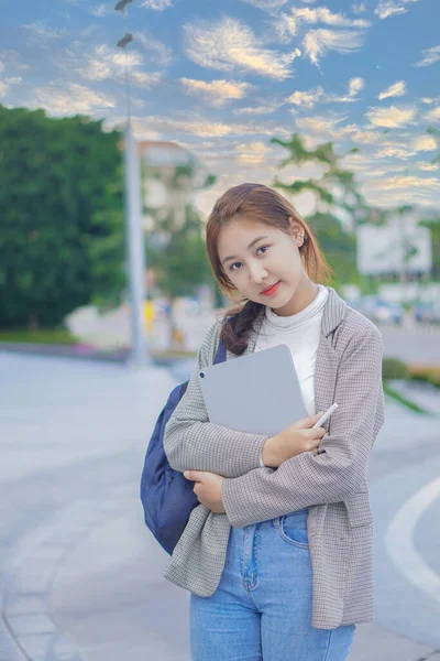 Femme Asiatique Tenant Une Tablette Avec Sac Debout Devant Centre — Photo