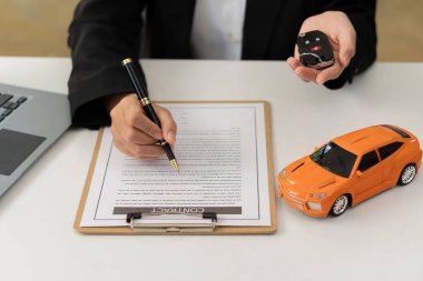 Satıcı yeni sahiplerine anahtarları veriyor. Araba satış işi. Kontrat satın almak. Müşteri ve satış ekibi iş birliği konsepti üzerine anlaşma başarılı araba kredisi sözleşmeleri