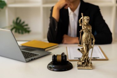 Yargıç 'ın Çekiç Kitabı Adalet Tanrıçası Çekiç mahkemesi temalı kadın avukat dizüstü bilgisayarla çalışırken ve hukuk ve adalet kavramında