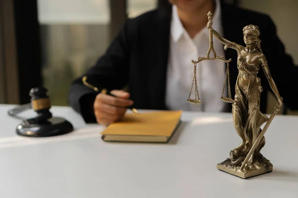 Hammer Book Goddess Justice 법정에서 노트북을 가지고 일하는 변호사를 주제로 — 스톡 사진