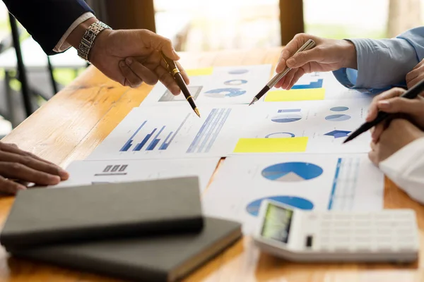 Ontmoeting Met Zakenmensen Ideeën Financiële Verslagen Bespreken Brainstormen Het Concept — Stockfoto