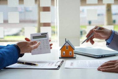 Emlakçı ya da banka memuru, sözleşmeyi imzaladıktan sonra müşteriye ev kredisi anlaşmasıyla alınan kredinin faizini açıklar. Emlak kavramı