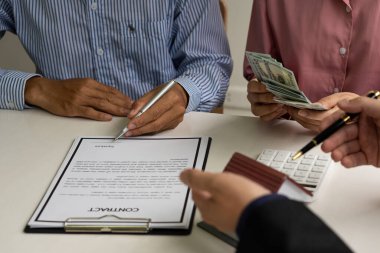 Emlakçı ya da banka memuru, sözleşmeyi imzaladıktan sonra müşteriye ev kredisi anlaşmasıyla alınan kredinin faizini açıklar. Emlak kavramı