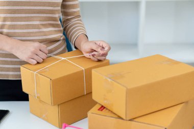 Girişimciler Küçük İşletme Bağımsız Adamlar evde çalışıyor. Ticari denetim, çevrimiçi pazarlama, paketleme, KOBİ satıcıları, konsept, e-ticaret ekibi, çevrimiçi satış için akıllı telefon ve dizüstü bilgisayar kullanın.