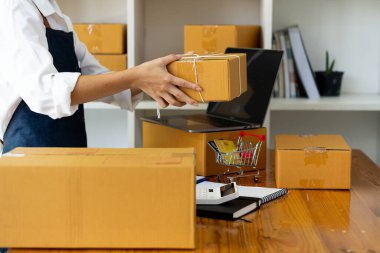 Girişimciler Küçük İşletme Bağımsız Adamlar evde çalışıyor. Ticari denetim, çevrimiçi pazarlama, paketleme, KOBİ satıcıları, konsept, e-ticaret ekibi, çevrimiçi satış için akıllı telefon ve dizüstü bilgisayar kullanın.