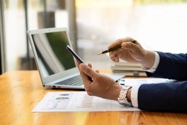 Biznesmen Posiadający Mobilną Pracę Smartfona Laptopie Analizujący Obliczający Grafujący Dane — Zdjęcie stockowe