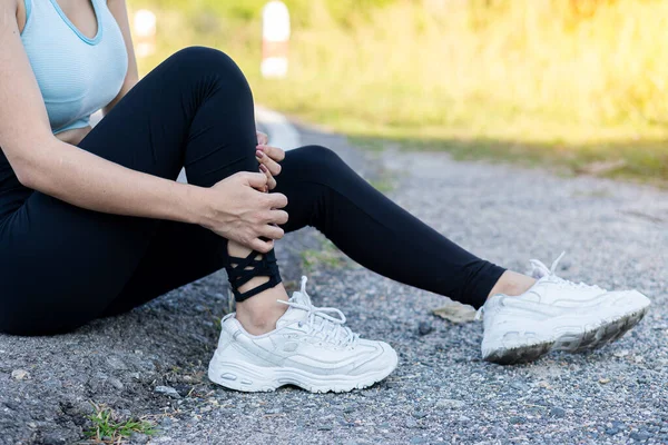 女性ランナーは 夏に屋外でランニングや運動をした後の事故 スポーツ傷害 膝の痛みや問題から足のけいれんを持っています — ストック写真