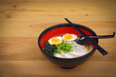 Mühendisler mimari projeler için evler tasarlıyorlar. İş yerindeki mühendislik araçları inşaat çizimleri, inşaat mühendisliği, mimar kavramlarını hesaplar ve taslak hazırlar.