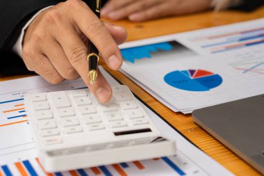 Muhasebeciler şirketin performans grafiklerini kâr ve büyüme için analiz ederler. Pazar Araştırma Raporları ve Maliye İstatistik kavramı ve İşadamları, çözüm gösteren grafik ve grafikleri tartıştılar.