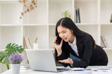 Bilgisayarda çalışan Asyalı iş kadını finansal grafikleri analiz ediyor finansal istatistikler kar büyütme fikri