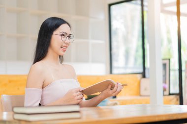 Bir kahve dükkanında çalışan Asyalı iş kadını dizüstü bilgisayar konsepti olan insanlar ve yaşam tarzı teknolojisi ve iş teması Kariyer Teması ve Kahve Dükkanı