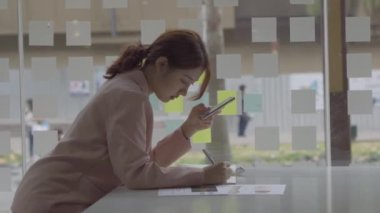 Asyalı kadınlar finansal muhasebe işleri için akıllı telefon kullanıyorlar..