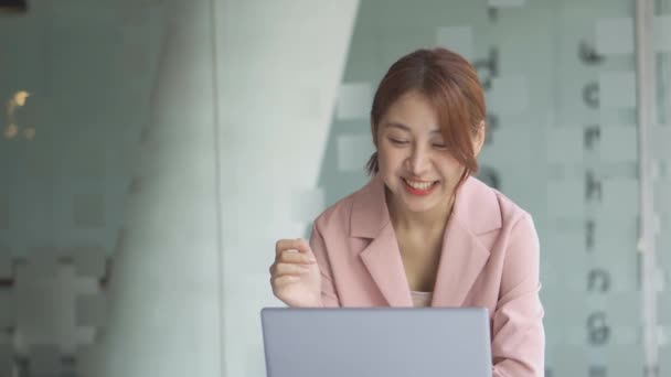 Seorang Wanita Muda Bekerja Dengan Laptop Sebuah Bisnis Kopi Ide — Stok Video