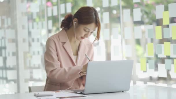 노트북 기기를 사용하여 일하는 아시아 온라인에서 일하는 신선하고 편안하고 책상에서 — 비디오