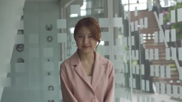 Una Mujer Asiática Vestido Rosa Sonríe Felizmente — Vídeos de Stock