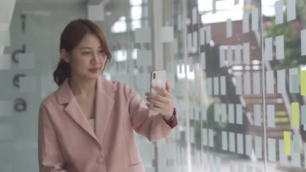 Mujer Asiática Feliz Videollamada Sonriendo Saludando Amigo Usando Teléfono Inteligente — Vídeos de Stock