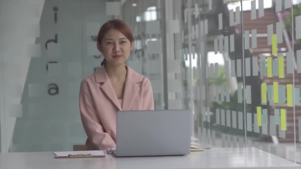 Eine Junge Frau Arbeitet Mit Einem Laptop Einem Café Geschäftsidee — Stockvideo