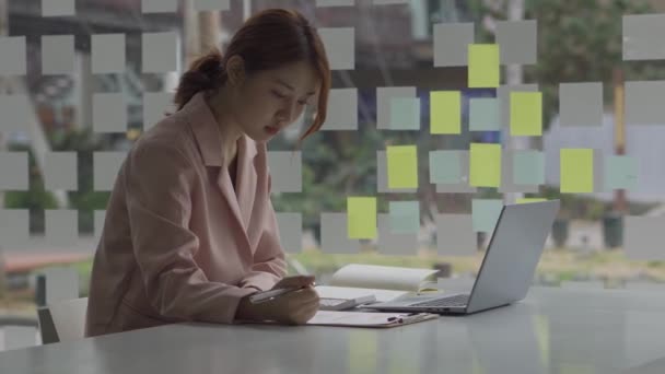 喫茶店でノートパソコンの仕事をしている若い女性金融の女の子会計士 — ストック動画