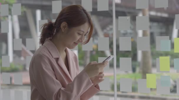Una Mujer Asiática Usa Teléfono Inteligente Para Hablar Con Sus — Vídeos de Stock