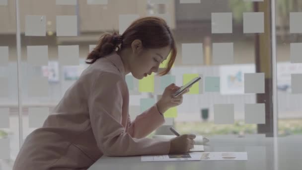 Mulheres Asiáticas Usam Smartphones Para Fazer Trabalho Contabilidade Financeira — Vídeo de Stock