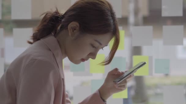 Asian Women Use Smartphones Financial Accounting Work — Stock Video