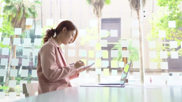 Seorang Wanita Muda Bekerja Dengan Laptop Sebuah Bisnis Kopi Ide — Stok Video