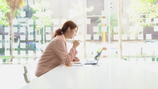 Una Giovane Donna Che Lavora Con Computer Portatile Una Caffetteria — Video Stock