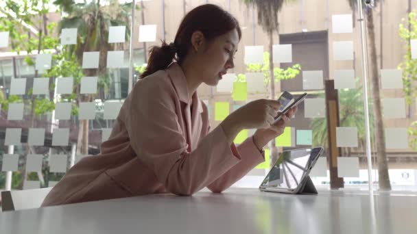 Toko Perempuan Asia Online Masukkan Nomor Pin Pada Ponsel Dan — Stok Video