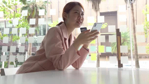 Asiatiska Kvinnor Handlar Nätet Ange Pin Nummer Mobilen Och Hålla — Stockvideo