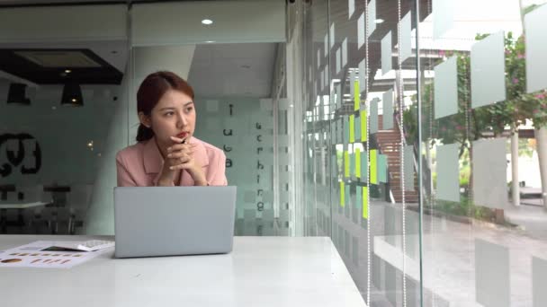 Seorang Wanita Muda Bekerja Dengan Laptop Sebuah Bisnis Kopi Ide — Stok Video