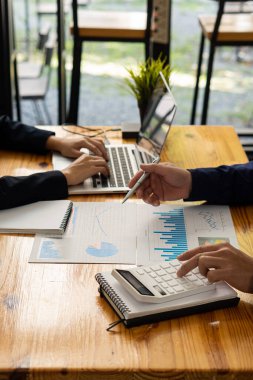 Bir muhasebeci iş muhasebe kavramına bağlı kalırken bir hesap makinesi ve bilgisayar kullanır. Bütçe ve Kredi Elleri, ofis dikey resminde para kazanan ve harcamaları hesaplayan insanların elleri